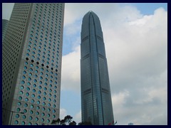 Jardine House with its circular windows was Asia's tallest building 1973-1980! To the right is HK:s 2nd tallest, IFC, that was the tallest in HK 2003-2010.